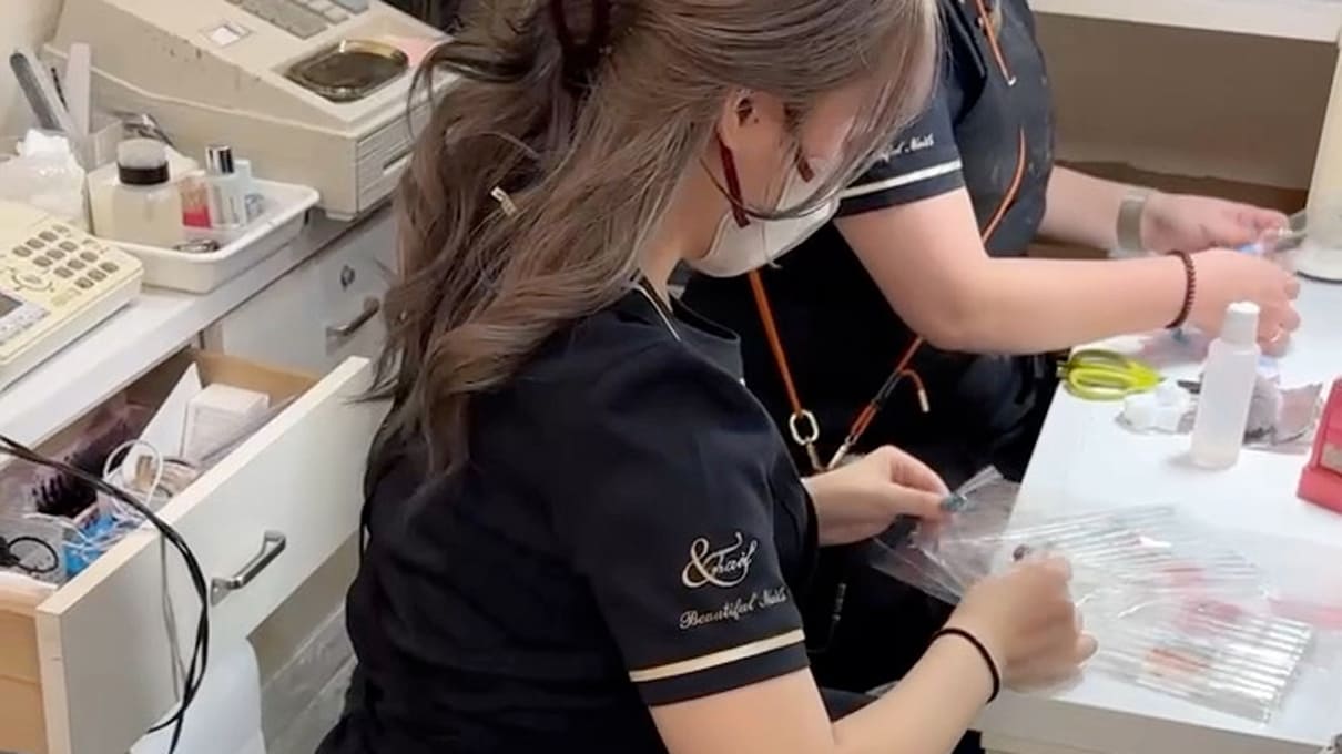 福岡のネイルサロンで働くスタッフの仕事風景