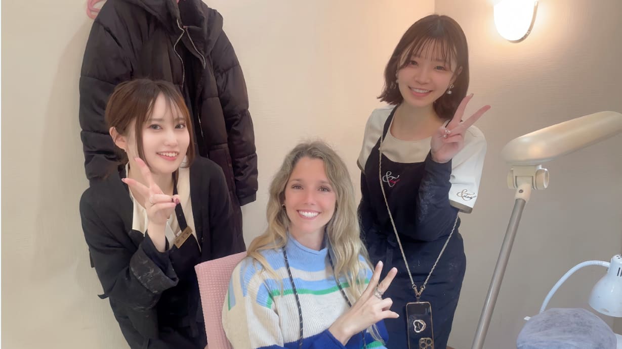 福岡のネイルサロンで働くネイリストとお客様の施術シーン